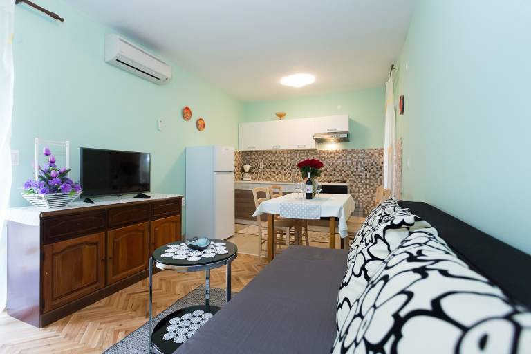 Rental apartment with yard — photo 3