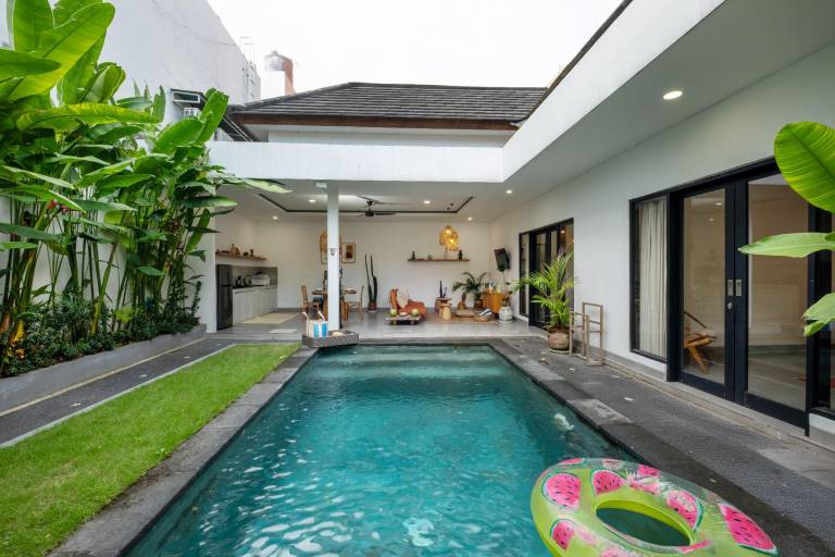 Ample villa with pool | Perfect for remote work | Pets allowed in Canggu