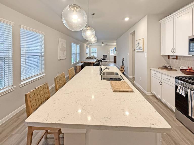 Family-friendly vacation home with yard | Pets allowed — photo 5