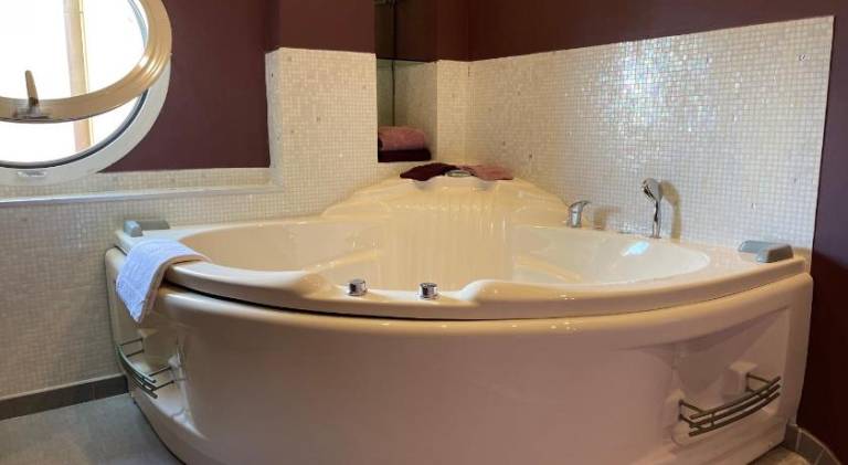 Apartment with jacuzzi & pool — photo 2