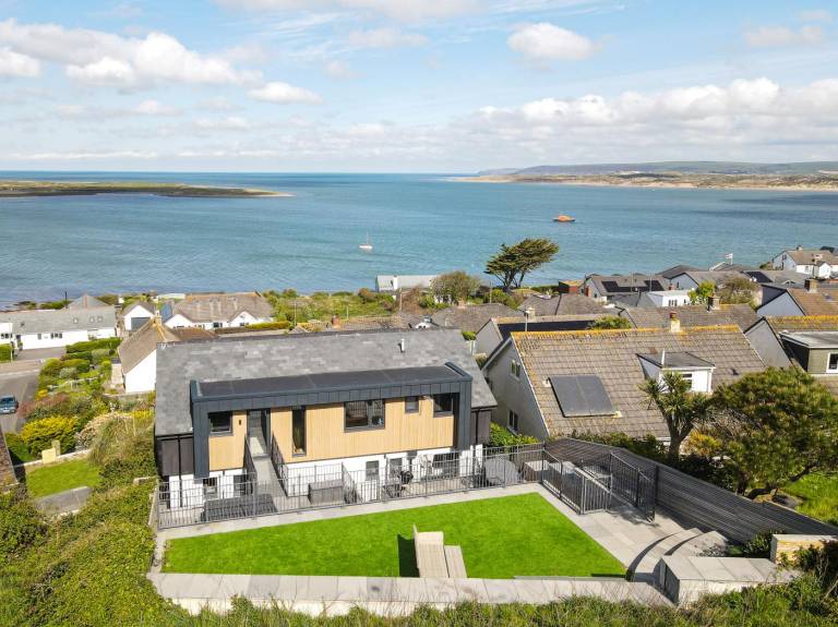 Fully equipped cottage with hot tub, garden & barbecue | Water view | Next to the beach | Pet-friendly in Bideford