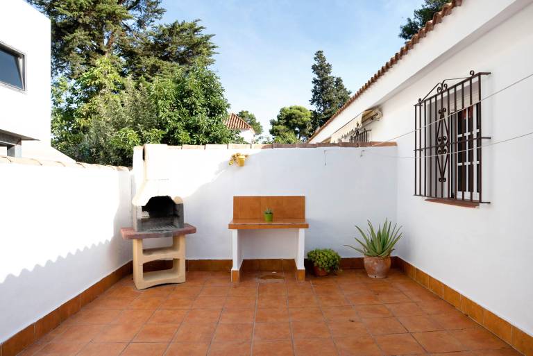 Rental apartment with barbecue & terrace | City view — photo 4