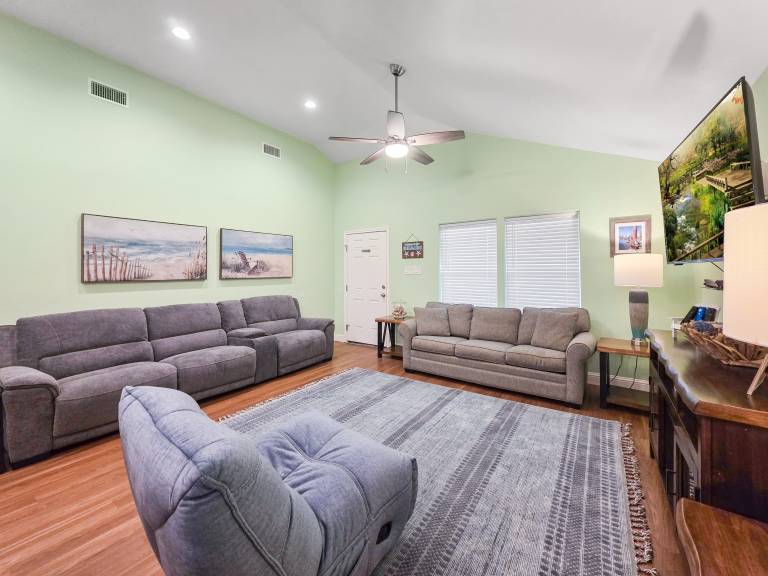 Fully equipped vacation home with yard & barbeque | Pets allowed — photo 4