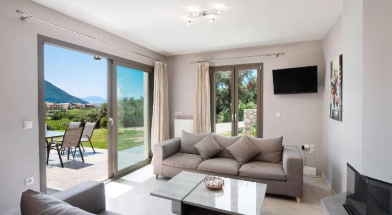 Villa with patio & garden in Lefkada