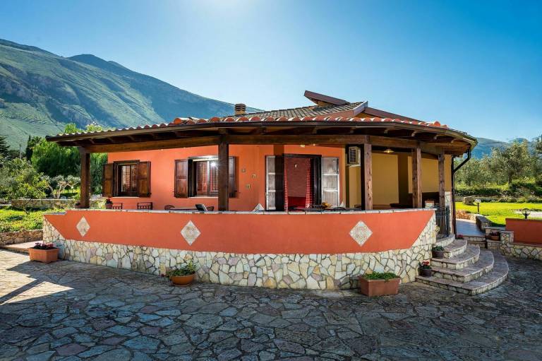 Family-friendly wonderful villa with patio, private pool & BBQ | Pets allowed — photo 5