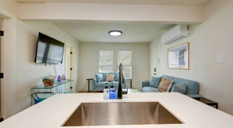 Hip-Nautic - Carriage House - King Beds near Beach — photo 3