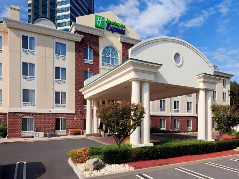 Holiday Inn Express Tower Center New Brunswick By IHG