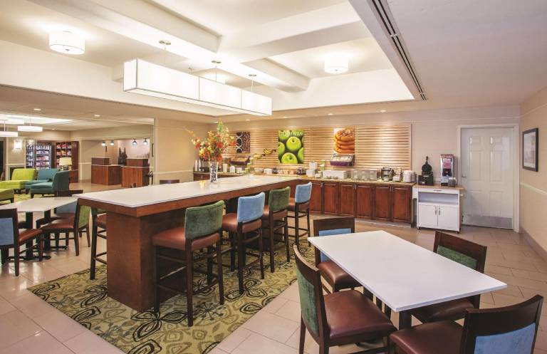 La Quinta Inn & Suites by Wyndham Bakersfield North — photo 4