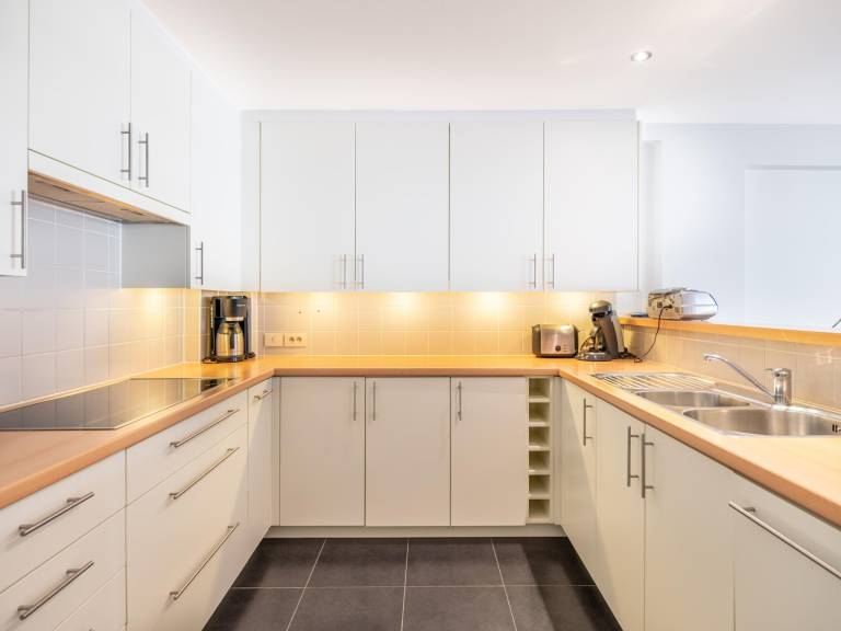 Spacious flat with lateral sea view — photo 4
