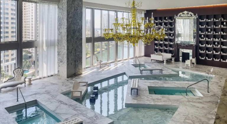 Holiday apartment with hot tub, sauna & pool | Near Bayfront Park in Miami, FL