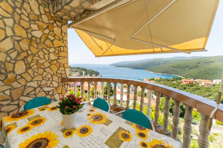 Ferienwohnung mit Balkon und Blick aufs Meer