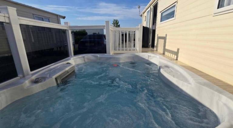 Apartment with hot tub — photo 4