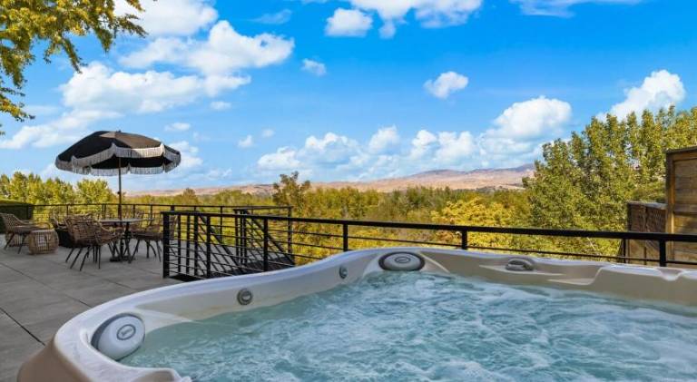 Stunning Views - High End 4BR Home with Hot Tub and Sauna — photo 5