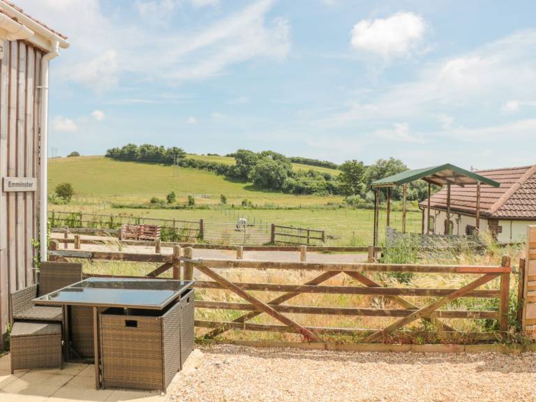 Cottage with yard & barbeque | Beach view — photo 3