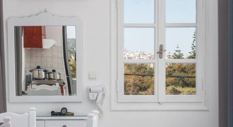 Serviced apartment with patio & garden | Suitable for remote work | Dogs allowed — photo 5