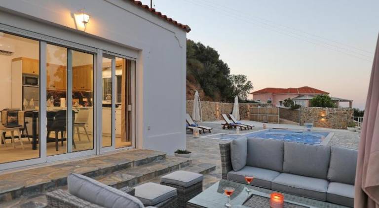 Villa with private pool, barbecue & yard | Perfect for remote work — photo 5