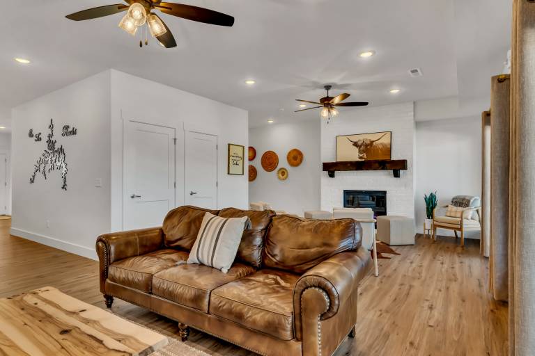 Lodge with jacuzzi, pool & barbeque | Lake view — photo 4