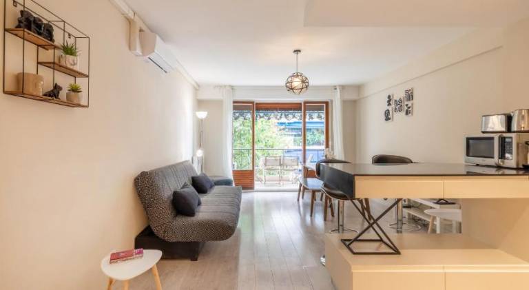 Apartment with patio — photo 2