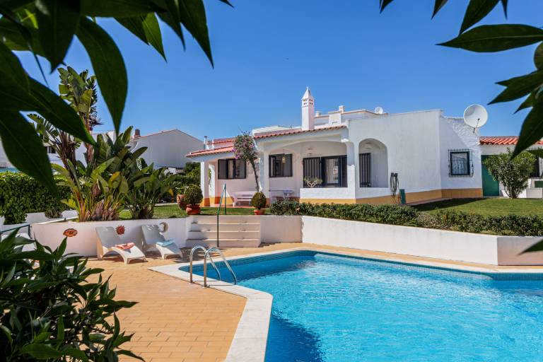 Villa with terrace, private pool & barbecue in Albufeira