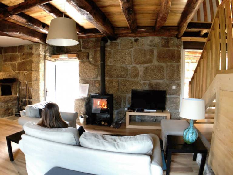 Cottage with BBQ, yard & pool — photo 4