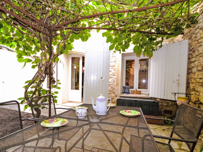 Vacation home with yard, BBQ & patio — photo 2