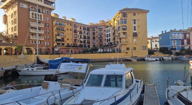 Big holiday apartment with private pool & patio | Beach nearby | Pets are welcome in València