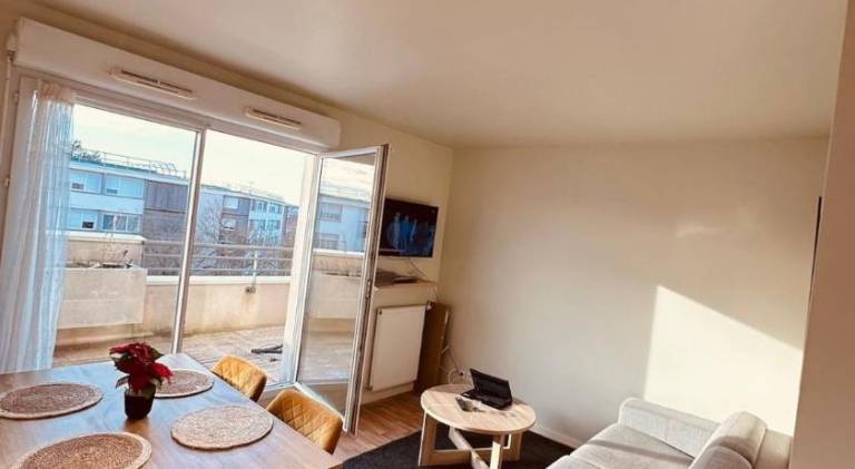 Rental apartment with patio — photo 2