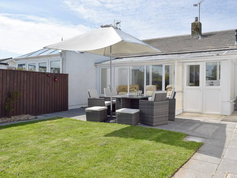 Cottage with garden & barbeque in Tenby