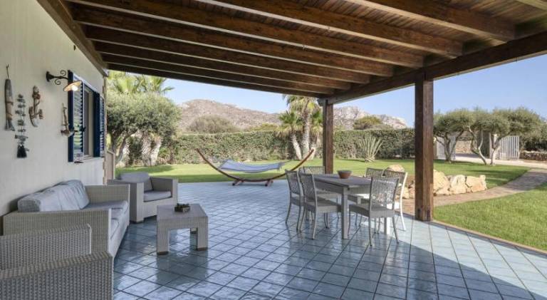 Villa with pool — photo 4