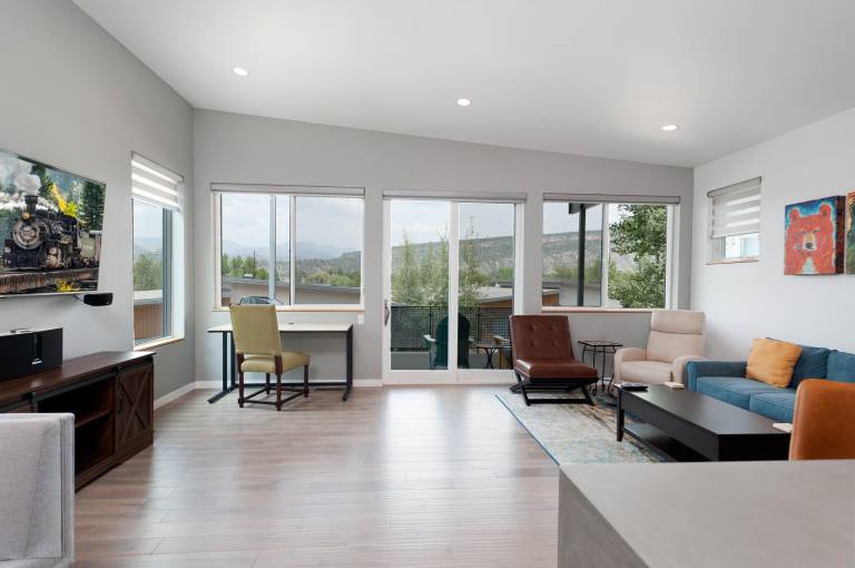 Townhome with Awesome Views - 1 Mile to Downtown - 30 Day Stay Required — photo 5