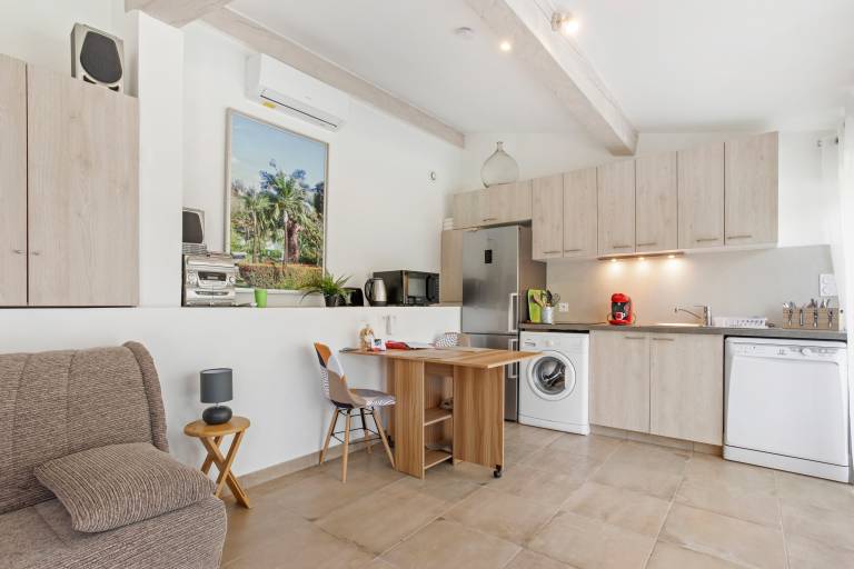Studio Apartment 'Les Cyclamens - Les Oliviers' with Shared Pool, Wi-Fi and Air Conditioning — photo 4