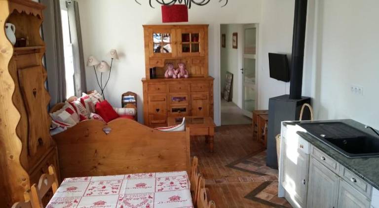 House with 2 rooms for 8 persons in Dole