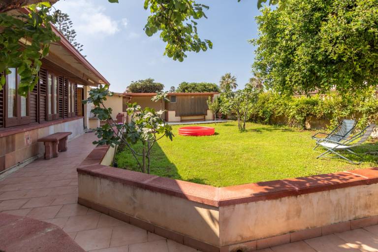 Child-friendly villa with patio, barbeque & yard | Garden view | Perfect for remote work | Pet-friendly — photo 2