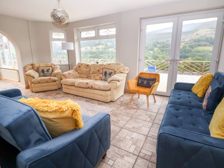 Family-friendly lovely cottage with hot tub, garden & barbecue | Pets are welcome — photo 2