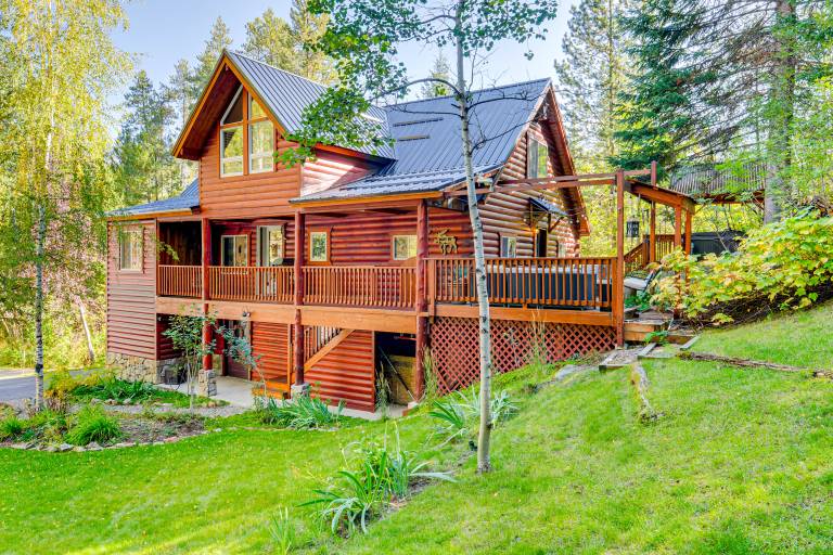 Dreamy Alpine Cabin w Hot Tub Fireplace & More