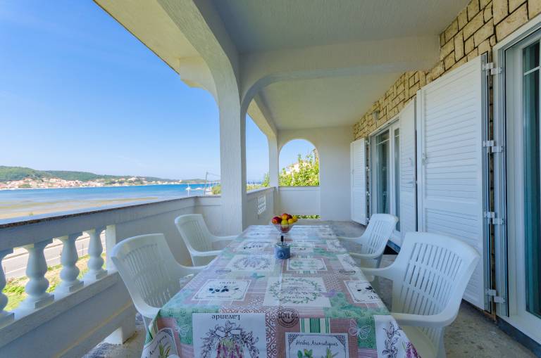 Charming apartment with yard & terrace | Sea view | Pets are welcome in Rab