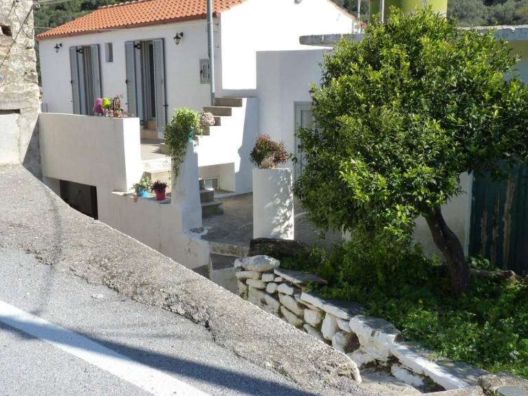 House with 2 rooms for 5 persons — photo 4