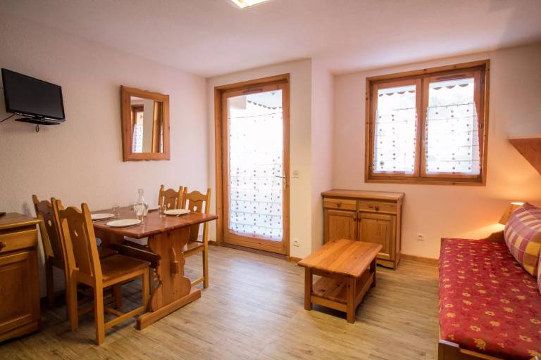 Rental apartment with patio — photo 3