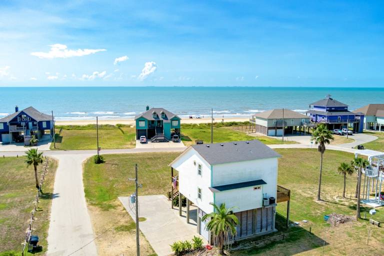 Vacation home with barbecue | Beach view | Pets allowed in Bolivar, TX