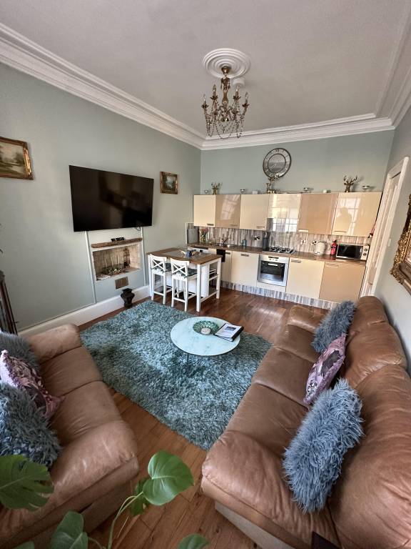 Charming 2 Bedroom Apartment Located in Ayr