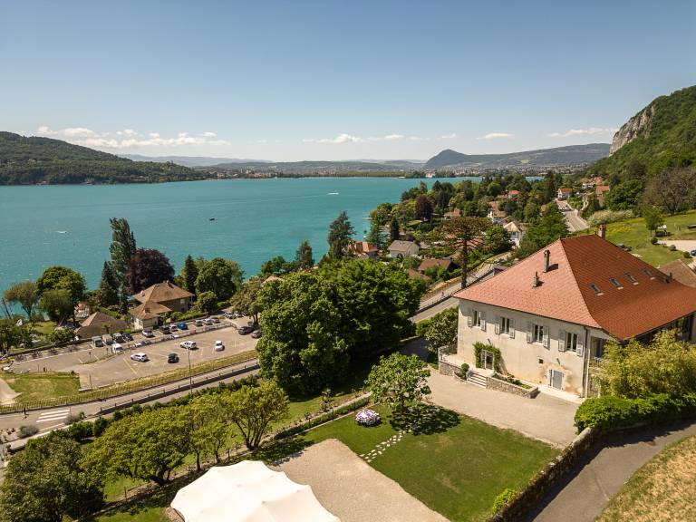 Vacation home with yard | Water view — photo 3