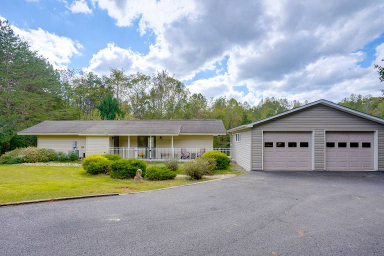 Home 14 Mi to Shenandoah Nat&rsquo;l Park Fenced Yard
