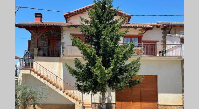 Fully equipped pleasant vacation home with terrace, yard & BBQ | Good for workation | Pets allowed in Lleida