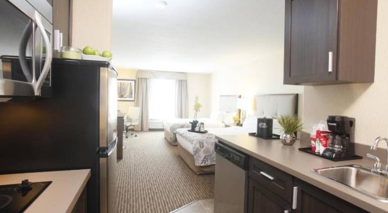 Pomeroy Inn & Suites at Olds College — photo 4