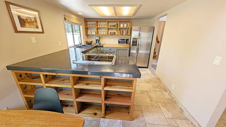 Vacation home with jacuzzi, barbeque & pool — photo 4