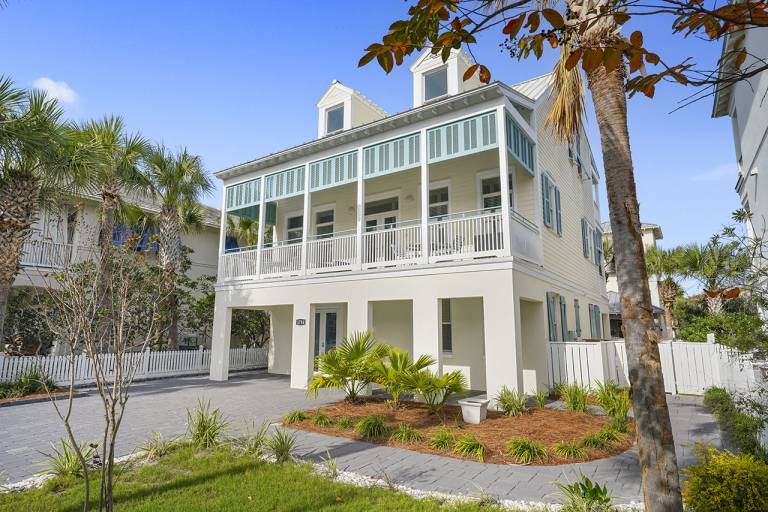 Vacation home with private pool & barbecue | Beach view — photo 3