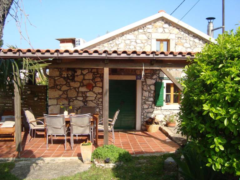 Vacation home with grill, terrace & yard — photo 4