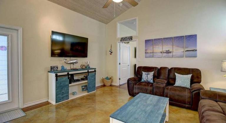 The Blue Pelican by AvantStay Pirates Bay Retreat 2 Shared Lagoon Pools 3 Blocks to Beach — photo 2
