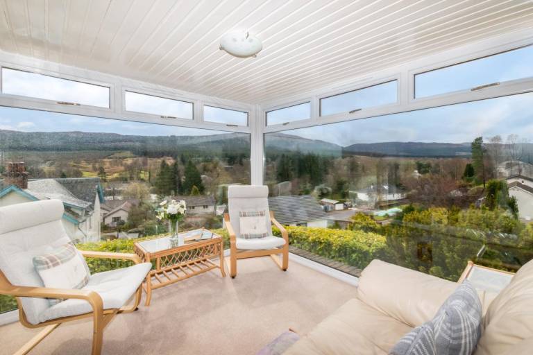 House with yard | Next to Falls of Dochart | Water view in Stirling