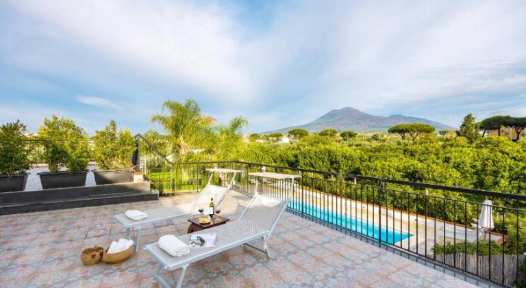 Holiday apartment with terrace, private pool & garden — photo 3